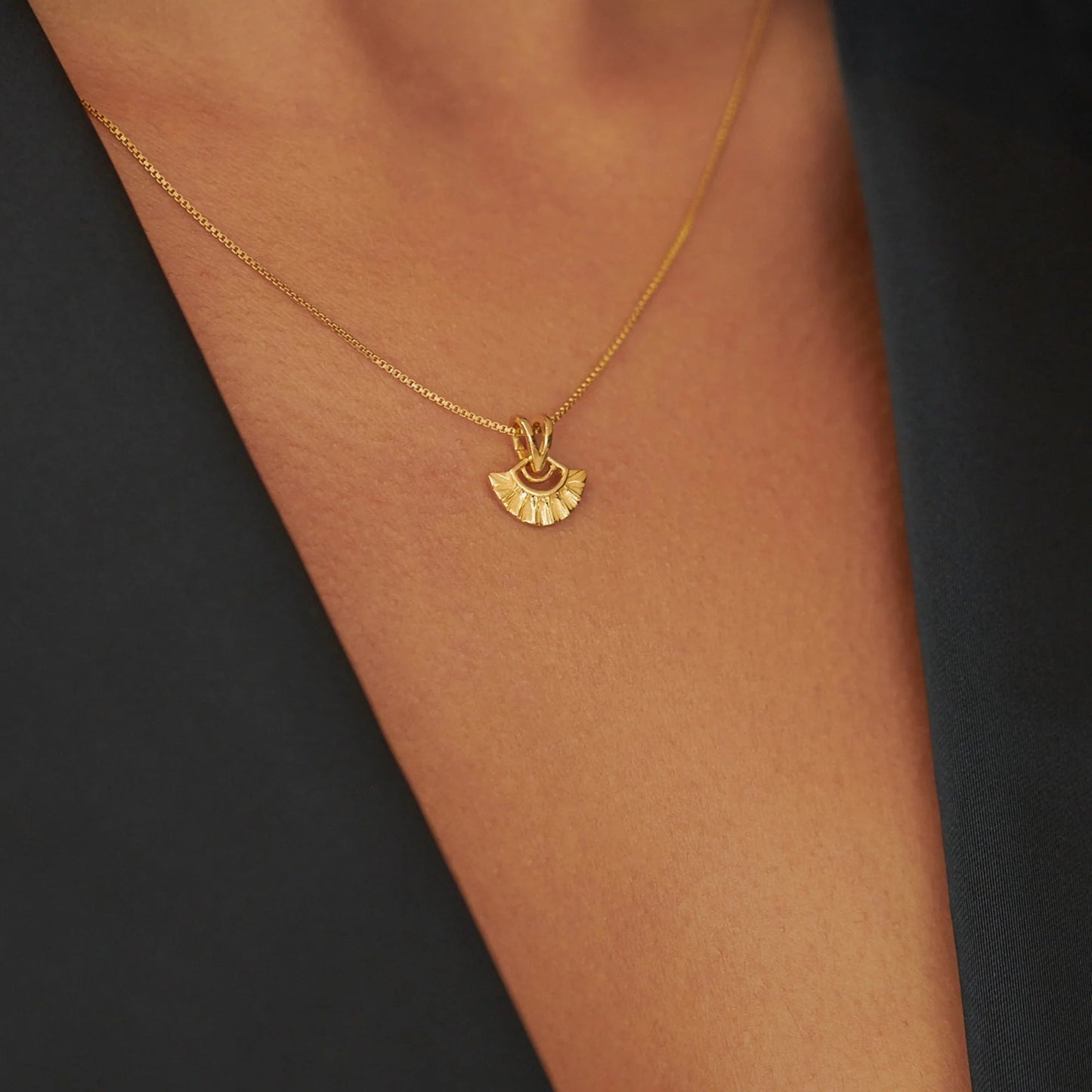 Mini Deco Fan Necklace - Gold - Lily King